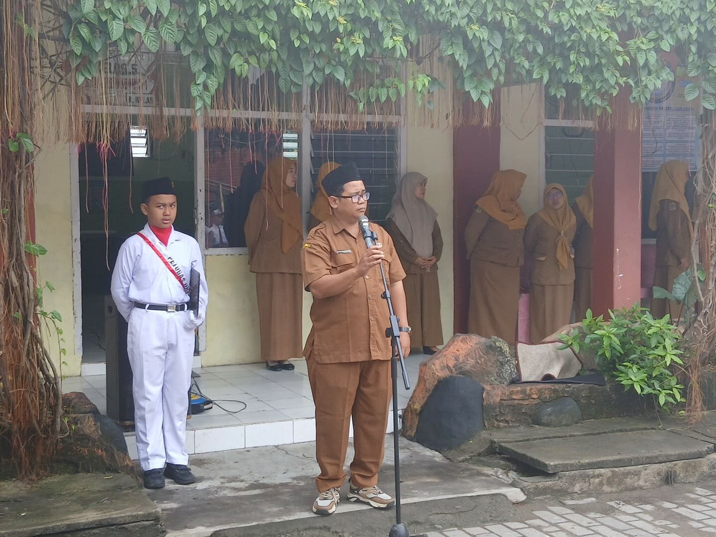 Upacara rutin setiap hari Senin